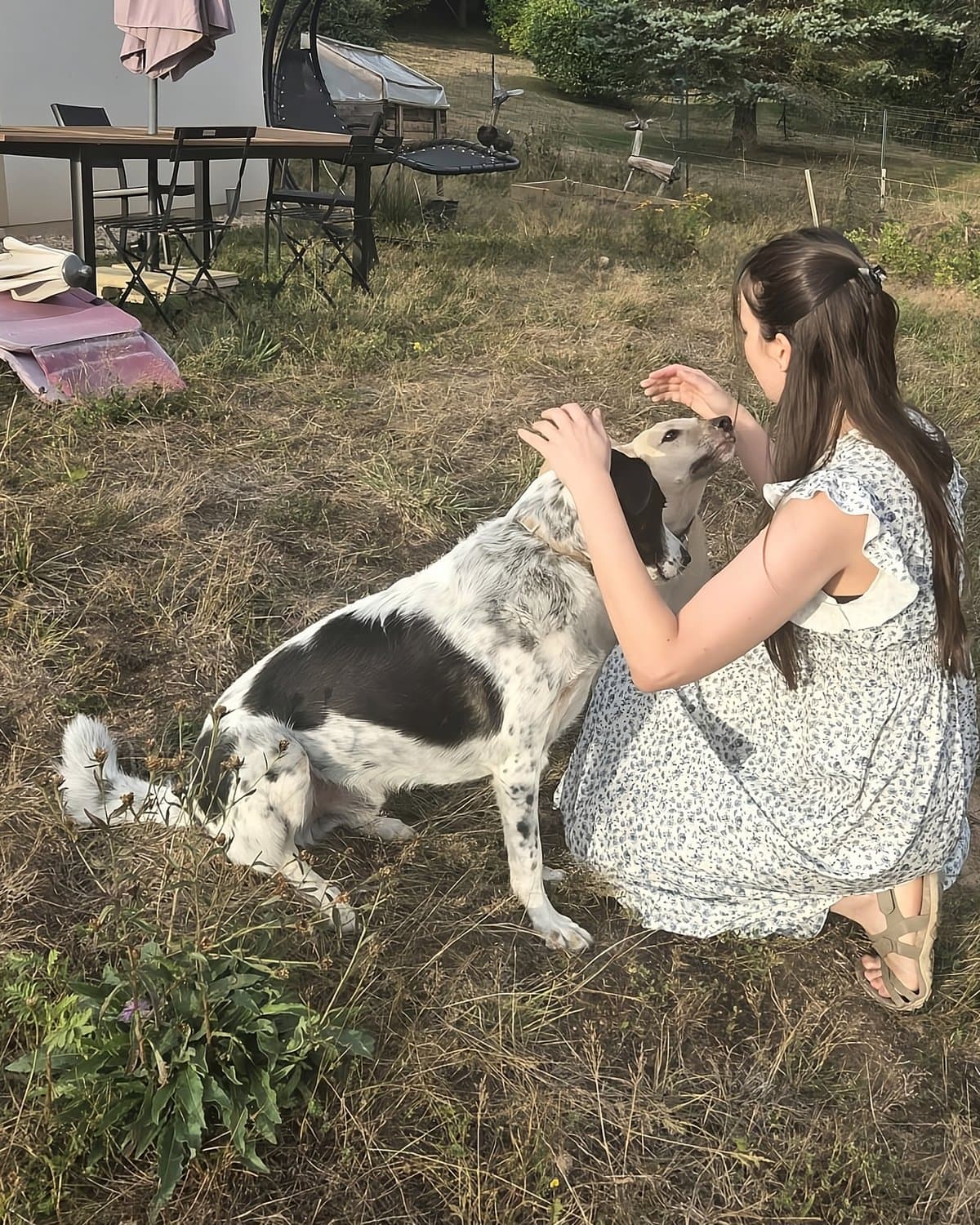 Delphine, bénévole de Remember Me France, avec l'un de ses chiens