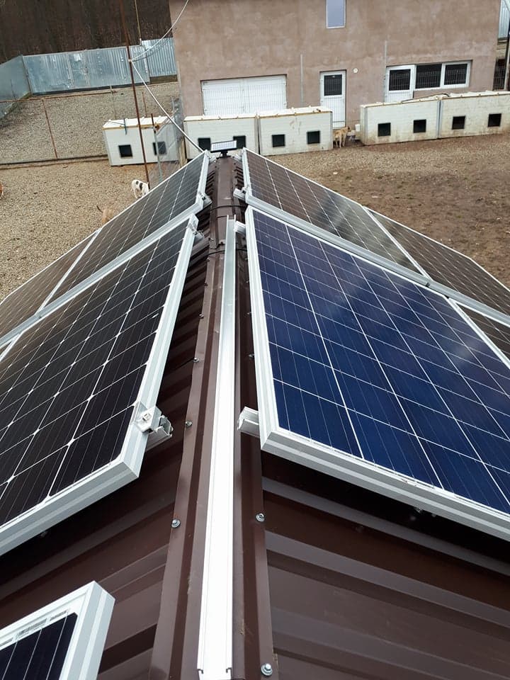Le bâtiment et ses panneaux solaires