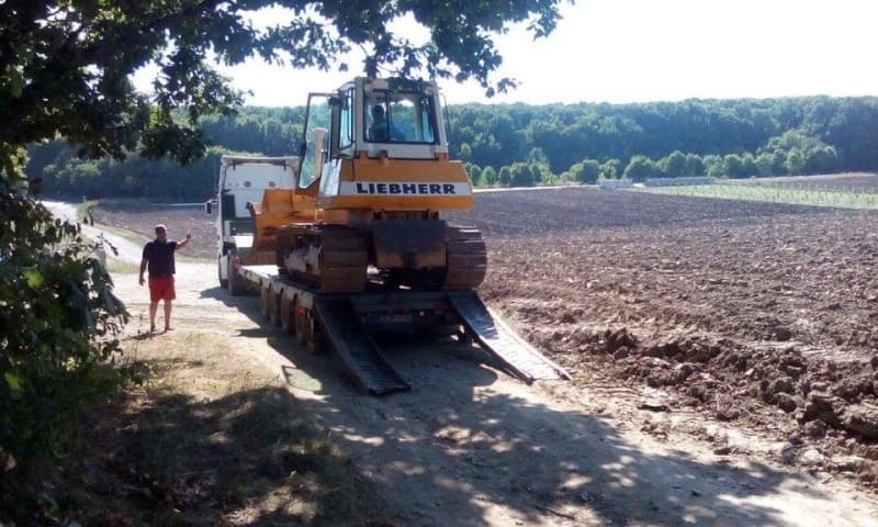 L'arrivée des engins sur le terrain nu