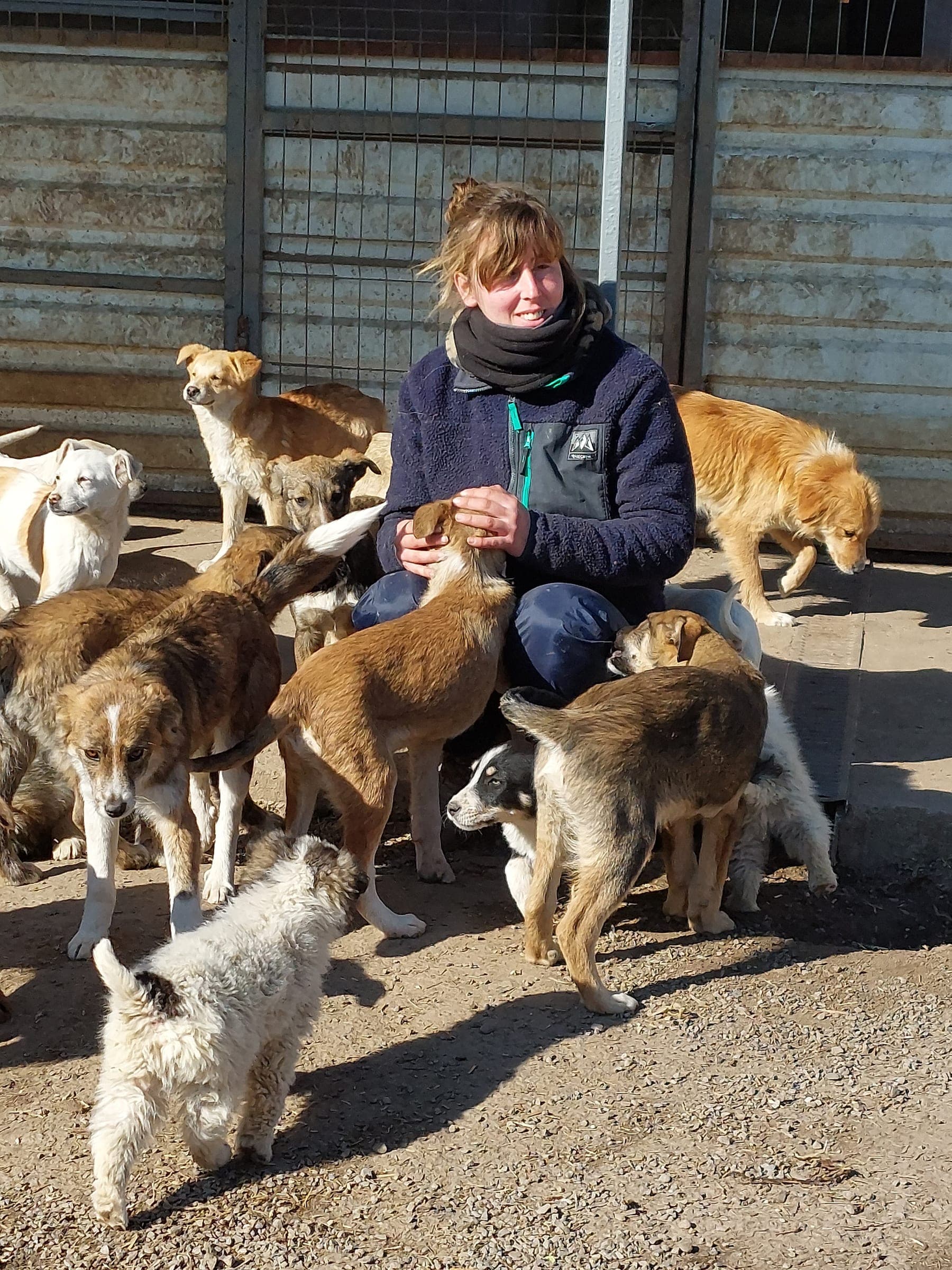 Émilie, éducatrice canine et vice-présidente de Remember Me France, au refuge