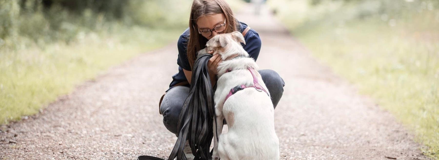 Une femme serre contre elle un chien adopté