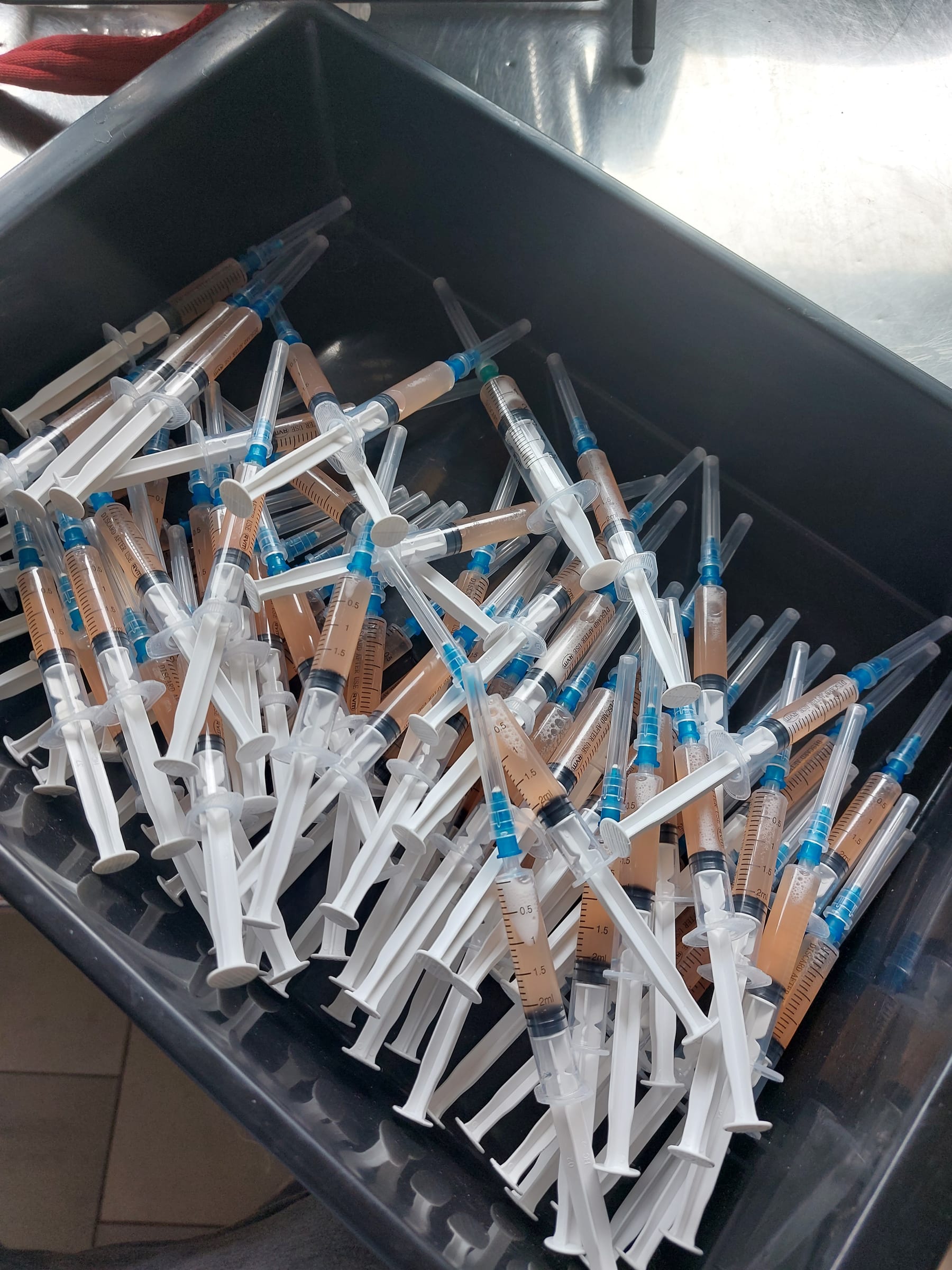 Materiel veterinaire utilise au refuge pour les vaccinations et sterilisations