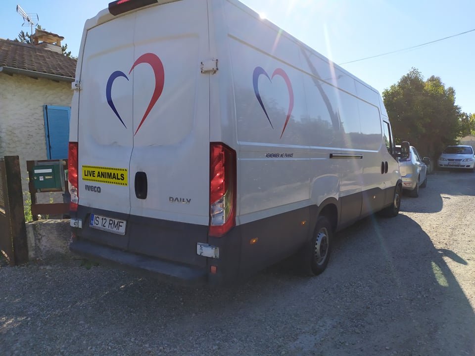 Le camion de transport Remember Me France qui rapatrie les chiens depuis la Roumanie